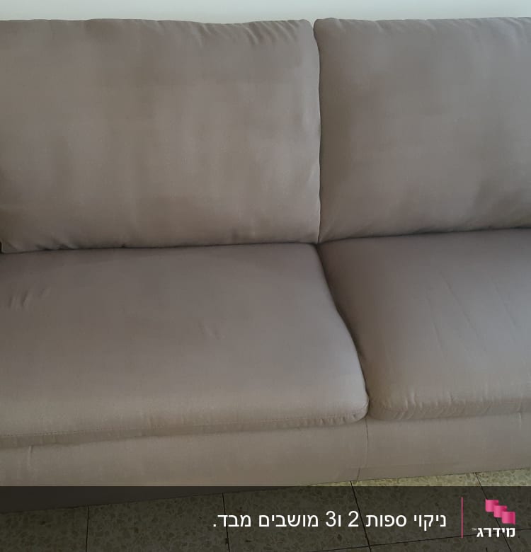 ספה אפורה עם ריפוד חלק ונקי